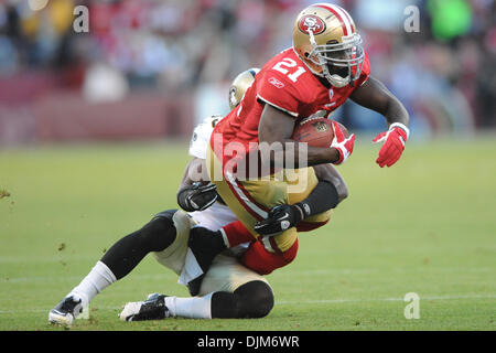 20 septembre 2010 - San Francisco, Californie, États-Unis d'Amérique - San Francisco 49ers Frank Gore running back (21 plongées) de l'avant à la fin d'une course au cours de la NFL match entre les San Francisco 49ers et les New Orleans Saints à Candlestick Park. Les Saints mènent 9-7 à la moitié. (Crédit Image : © Matt Cohen/ZUMApress.com) Southcreek/mondial Banque D'Images