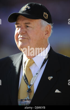 20 septembre 2010 - San Francisco, Californie, États-Unis d'Amérique - New Orleans Saints propriétaire Tom Benson promenades l'écart avant le match de la NFL entre les San Francisco 49ers et les New Orleans Saints à Candlestick Park. Les Saints a gagné 25-22 sur une dernière seconde partie objectif. (Crédit Image : © Matt Cohen/ZUMApress.com) Southcreek/mondial Banque D'Images