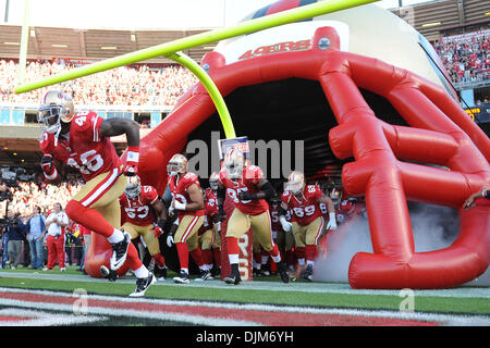 20 septembre 2010 - San Francisco, Californie, États-Unis d'Amérique - les 49ers prendre le champ avant la NFL match entre les San Francisco 49ers et les New Orleans Saints à Candlestick Park. Les Saints a gagné 25-22 sur une dernière seconde partie objectif. (Crédit Image : © Matt Cohen/ZUMApress.com) Southcreek/mondial Banque D'Images