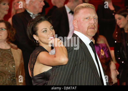 Hambourg, Allemagne. 28 nov., 2013. Pro tennis Boris Becker et sa femme Lilly quitter après la première de la comédie musicale "Le Fantôme de l'Opéra" à Hambourg, Allemagne, 28 novembre 2013. La comédie musicale est de retour à Hambourg pour dix mois. Photo : GEORG WENDT/dpa/Alamy Live News Banque D'Images