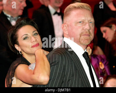 Hambourg, Allemagne. 28 nov., 2013. Pro tennis Boris Becker et sa femme Lilly quitter après la première de la comédie musicale "Le Fantôme de l'Opéra" à Hambourg, Allemagne, 28 novembre 2013. La comédie musicale est de retour à Hambourg pour dix mois. Photo : GEORG WENDT/dpa/Alamy Live News Banque D'Images