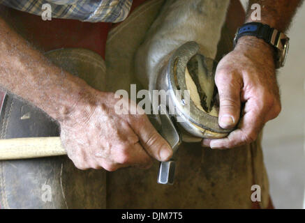 23 septembre 2010 - Memphis, TN, États-Unis - 23 septembre 2010 - maréchal-ferrant Greg Speltz utilise son marteau pour tailler les extrémités de l'ongle d'un fer à cheval fraîchement appliqué comme il a travaillé à bord de chasseurs d'équitation jeudi. (Crédit Image : © l'appel Commercial/ZUMApress.com) Banque D'Images