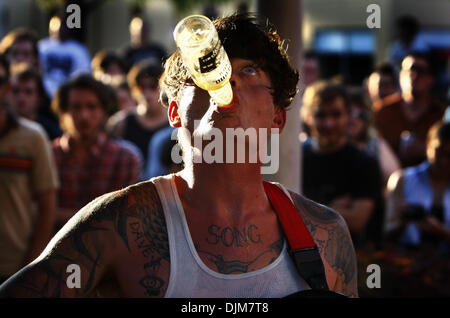 23 septembre 2010 - Memphis, TN, États-Unis - 23 septembre 2010 - Cherry666 chanteur John Dwyer (centre) des bas une bière lors de l'exécution pendant sept Gonerfest cérémonies d'ouverture à l'angle de Cooper et les jeunes. Gonerfest se prolongera jusqu'au dimanche avec des spectacles à Hi, ton magasin Goner, Murphy's et les boucaniers. (Crédit Image : © l'appel Commercial/ZUMApress.com) Banque D'Images