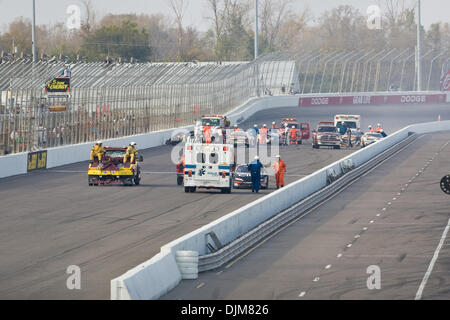 Septembre 23, 2010 - Madison, Wisconsin, United States of America - Accident autour de virage 4 au cours de la série NASCAR Nationwide 5-Hour Energy 250 at Gateway International Raceway à Madison, Wisconsin. (Crédit Image : © Jimmy Simmons/ZUMApress.com) Southcreek/mondial Banque D'Images