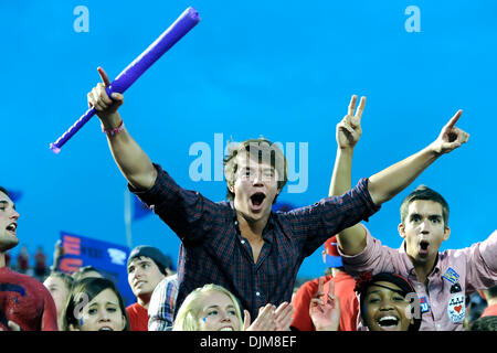 24 septembre 2010 - Dallas, Texas, États-Unis d'Amérique - la SMU section étudiante pendant le jeu comme le # 4 TCU Horned Frogs se retirer au 4ème trimestre pour vaincre la SMU Mustangs 41-24 remportant la poêle de fer dans le jeu à Gerald J. Ford Stadium de Dallas, Texas. (Crédit Image : © Steven Leija/global/ZUMApress.com) Southcreek Banque D'Images