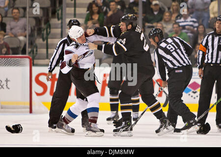 24 septembre 2010 - Dallas, Texas, United States of America - Dallas Stars Aile droite Brandon Segal # 24 se bat de l'aile gauche Colorado Avalanche Cody McLeod # 55 au cours de l'action pré-saison. Dallas remporte le match 2-1 à l'American Airlines Center. (Crédit Image : © Andrew Dieb/global/ZUMApress.com) Southcreek Banque D'Images