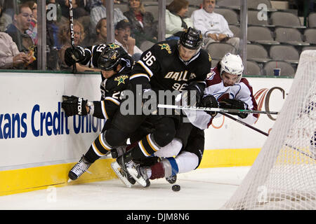 24 septembre 2010 - Dallas, Texas, United States of America - Dallas Stars Aile gauche Steve Ott # 29 sort à la fois un lecteur de Avalanche du Colorado et son coéquipier Fabian Brunnstrom Aile gauche lors de la pré-saison jeu. Dallas remporte le match 2-1 à l'American Airlines Center. (Crédit Image : © Andrew Dieb/global/ZUMApress.com) Southcreek Banque D'Images