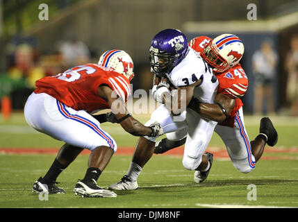 24 septembre 2010 - Dallas, TX, USA - 24 septembre 2010 : Southern Methodist secondeur Mustangs Youri Yenga (45) s'attaque à TCU Horned Frogs de running back Wesley (34) au cours du jeu de Texas Christian University Horned Frogs et les Mustangs de l'Université Méthodiste du Sud à Gerald J. Ford Stadium. TCU mène la première moitié 14-10. (Crédit Image : © Patrick Green/ZUMApre Southcreek/mondial Banque D'Images