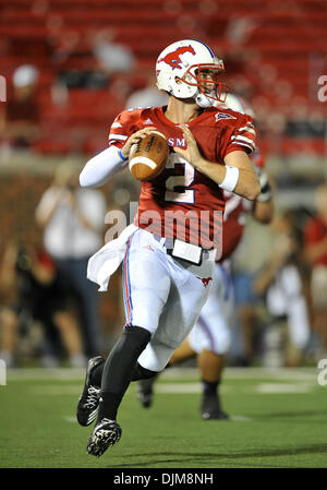 24 septembre 2010 - Dallas, TX, USA - 24 septembre 2010 : Southern Methodist Mustang quarterback Kyle Padron (2) au cours du jeu de Texas Christian University Horned Frogs et les Mustangs de l'Université Méthodiste du Sud à Gerald J. Ford Stadium. TCU mène la première moitié 14-10. (Crédit Image : © Patrick Green/ZUMApress.com) Southcreek/mondial Banque D'Images