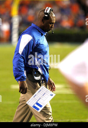 25 septembre 2010 - Gainesville, Floride, USA - California coach Joker Phillips marchait l'écart après la Floride, le Kentucky touchdown deuxième joué Floride le samedi 25 septembre 2010 à Gainesville, Floride. Photo par Mark Cornelison | Personnel. (Crédit Image : © Lexington Herald-Leader/ZUMApress.com) Banque D'Images