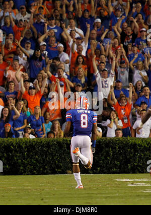 25 septembre 2010 - Gainesville, Floride, USA - Florida's Jeremy Brown,8, ont intercepté un Mike Hartline col et l'a retourné 52 yards pour un deuxième trimestre au Kentucky touchdown joué Floride le samedi 25 septembre 2010 à Gainesville, Floride. Photo par Mark Cornelison | Personnel. (Crédit Image : © Lexington Herald-Leader/ZUMApress.com) Banque D'Images