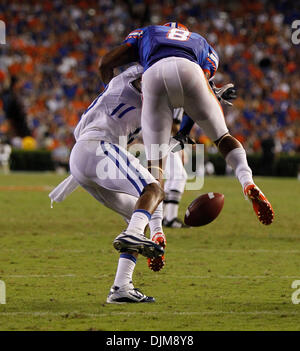 25 septembre 2010 - Gainesville, Floride, USA - Florida's Trey Burton,8, s'est brisé un laissez passer pour Randall Cobb, au Kentucky joué Floride le samedi 25 septembre 2010 à Gainesville, Floride. Photo par Mark Cornelison | Personnel. (Crédit Image : © Lexington Herald-Leader/ZUMApress.com) Banque D'Images