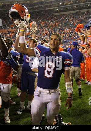 25 septembre 2010 - Gainesville, Floride, USA - Florida's Trey Burton célèbre après avoir marqué 6 touchdowns en Floride battre Kentucky 48-14 le samedi 25 septembre 2010 à Gainesville, Floride. Photo par Mark Cornelison | Personnel. (Crédit Image : © Lexington Herald-Leader/ZUMApress.com) Banque D'Images