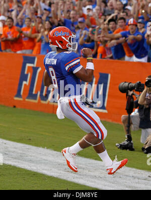 25 septembre 2010 - Gainesville, Floride, USA - Florida's Trey Burton pompé son poing qu'il a marqué le premier de ses 6 touchés dans la nuit au Kentucky joué Floride le samedi 25 septembre 2010 à Gainesville, Floride. Photo par Mark Cornelison | Personnel. (Crédit Image : © Lexington Herald-Leader/ZUMApress.com) Banque D'Images