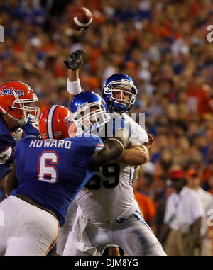 25 septembre 2010 - Gainesville, Floride, USA - Kentucky quarterback Mike Hartline a jeté sous pression et ont lancé une interception à Jonathan Bostic, dans le 3ème trimestre au Kentucky joué Floride le samedi 25 septembre 2010 à Gainesville, Floride. Photo par Mark Cornelison | Personnel. (Crédit Image : © Lexington Herald-Leader/ZUMApress.com) Banque D'Images