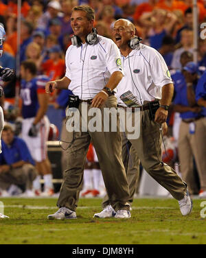 25 septembre 2010 - Gainesville, Floride, USA - Floride coach Urban Meyer était tout sourire au cours du 4e trimestre au Kentucky joué Floride le samedi 25 septembre 2010 à Gainesville, Floride. Photo par Mark Cornelison | Personnel. (Crédit Image : © Lexington Herald-Leader/ZUMApress.com) Banque D'Images