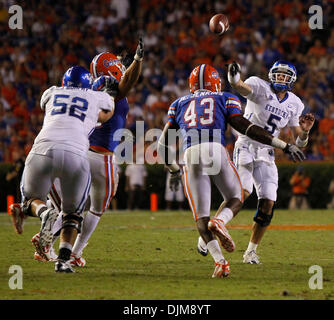 25 septembre 2010 - Gainesville, Floride, USA - Kentucky quarterback Mike Hartline a jeté sous pression au 4ème trimestre que la Floride a battu Minnesota 48-14 le samedi 25 septembre 2010 à Gainesville, Floride. Photo par Mark Cornelison | Personnel. (Crédit Image : © Lexington Herald-Leader/ZUMApress.com) Banque D'Images