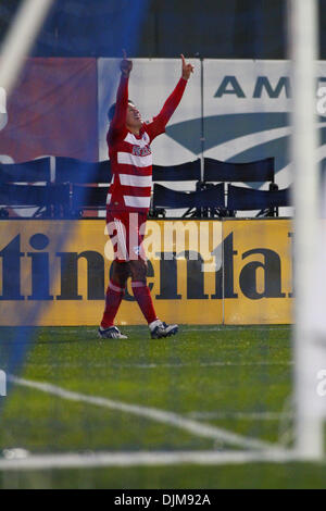 25 septembre 2010 - Kansas City, Kansas, United States of America - FC Dallas en avant, Milton Rodriguez # 7, célèbre après son but à la 12e minute. FC Dallas défait les Kansas City Wizards 3-1 à CommunityAmerica Ballpark. (Crédit Image : © Tyson Hofsommer/global/ZUMApress.com) Southcreek Banque D'Images