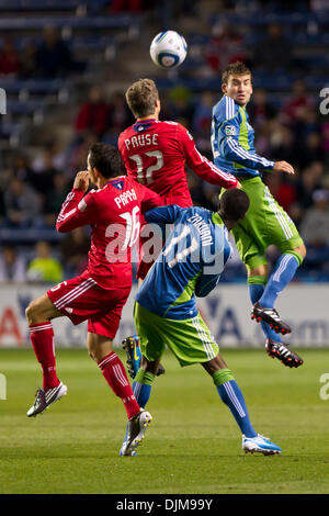 25 septembre 2010 - Bridgeview, Illinois, États-Unis d'Amérique - Chicago Fire terrain Logan Pause (# 12) va jusqu'à un en-tête pendant le match entre le MLS Chicago Fire et les Sounders de Seattle au Toyota Park de Bridgeview, IL. Les Sounders de Seattle défait le Chicago Fire 1-0. (Crédit Image : © Geoffrey Siehr/ZUMApress.com) Southcreek/mondial Banque D'Images