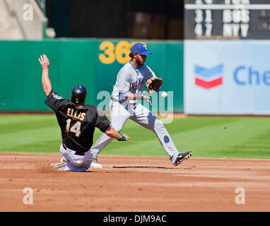 25 septembre 2010 - Oakland, Californie, États-Unis d'Amérique - 24 juillet 2010 : les Rangers du Texas l'arrêt-court Elvis Andrus (1) force de Oakland Athletics le deuxième but Mark Ellis (14) au cours de la MLB match entre l'Oakland A's et les Rangers du Texas au Oakland-Alameda County Coliseum à Oakland CA. Les Rangers ont vaincu les A's 4-3 pour remporter le titre de l'ouest de la Ligue américaine. (Crédit Banque D'Images