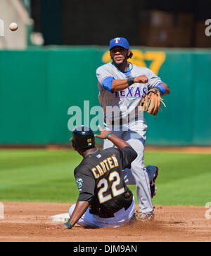 25 septembre 2010 - Oakland, Californie, États-Unis d'Amérique - 24 juillet 2010 : les Rangers du Texas l'arrêt-court Elvis Andrus (1) hors des Forces canadiennes le voltigeur des Athletics d'Oakland Chris Carter (22) au cours de la MLB match entre l'Oakland A's et les Rangers du Texas au Oakland-Alameda County Coliseum à Oakland CA. Les Rangers ont vaincu les A's 4-3 pour remporter le titre de l'ouest de la Ligue américaine. (Crédit Banque D'Images