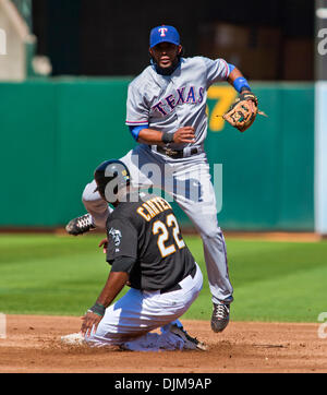 25 septembre 2010 - Oakland, Californie, États-Unis d'Amérique - 24 juillet 2010 : les Rangers du Texas l'arrêt-court Elvis Andrus (1) hors des Forces canadiennes le voltigeur des Athletics d'Oakland Chris Carter (22) au cours de la MLB match entre l'Oakland A's et les Rangers du Texas au Oakland-Alameda County Coliseum à Oakland CA. Les Rangers ont vaincu les A's 4-3 pour remporter le titre de l'ouest de la Ligue américaine. (Crédit Banque D'Images