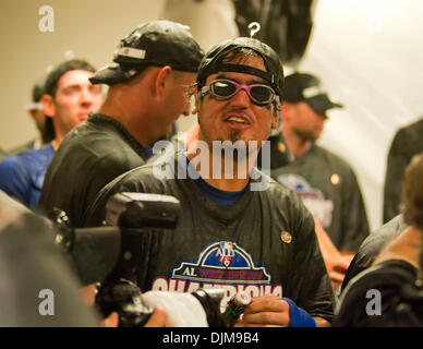 25 septembre 2010 - Oakland, Californie, États-Unis d'Amérique - 24 juillet 2010 : les Texas Rangers Jorge Cantu célèbre remportant le titre de l'ouest de la ligue américaine après le match entre la MLB Oakland A's et les Rangers du Texas au Oakland-Alameda County Coliseum à Oakland CA. Les Rangers ont vaincu les A's 4-3 pour remporter le titre de l'ouest de la Ligue américaine. (Crédit Image : © Damon Tarve Banque D'Images