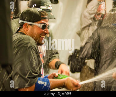 25 septembre 2010 - Oakland, Californie, États-Unis d'Amérique - 24 juillet 2010 : les Texas Rangers Bengie Molina célèbre remportant le titre de l'ouest de la ligue américaine après le match entre la MLB Oakland A's et les Rangers du Texas au Oakland-Alameda County Coliseum à Oakland CA. Les Rangers ont vaincu les A's 4-3 pour remporter le titre de l'ouest de la Ligue américaine. (Crédit Image : © Damon Tar Banque D'Images
