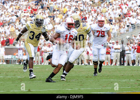 25 septembre 2010 - Atlanta, Géorgie, États-Unis d'Amérique - North Carolina State QB Russell Wilson,(16) court pour un touché à Bobby Dodd Stadium à Atlanta en Géorgie. Score final ; - l'État de Caroline du Nord 45, Georgia Tech-28 (crédit Image : © Marty Bingham/global/ZUMApress.com) Southcreek Banque D'Images