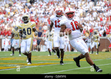 25 septembre 2010 - Atlanta, Géorgie, États-Unis d'Amérique - North Carolina State QB Russell Wilson,(16) court pour un touché à Bobby Dodd Stadium à Atlanta en Géorgie. Score final ; - l'État de Caroline du Nord 45, Georgia Tech-28 (crédit Image : © Marty Bingham/global/ZUMApress.com) Southcreek Banque D'Images