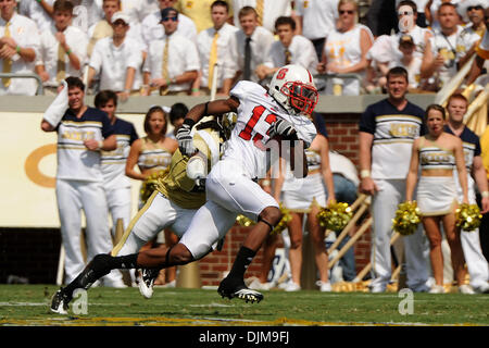 25 septembre 2010 - Atlanta, Géorgie, États-Unis d'Amérique - North Carolina State WR Owen Spencer,(13) exécute le football contre Georgia Tech à Bobby Dodd Stadium à Atlanta en Géorgie. Score final ; - l'État de Caroline du Nord 45, Georgia Tech-28 (crédit Image : © Marty Bingham/global/ZUMApress.com) Southcreek Banque D'Images