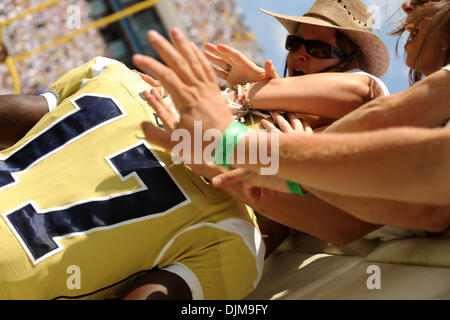 25 septembre 2010 - Atlanta, Géorgie, États-Unis d'Amérique - Georgia Tech AB Orwin Smith, (17) célèbre avec les fans après avoir marqué un touché à Bobby Dodd Stadium à Atlanta en Géorgie. Score final ; - l'État de Caroline du Nord 45, Georgia Tech-28 (crédit Image : © Marty Bingham/global/ZUMApress.com) Southcreek Banque D'Images