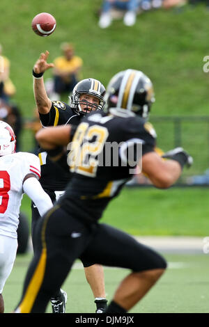 25 septembre 2010 - Columbia, Missouri, United States of America - Missouri Tigers quarterback Blaine Gabbert (11) lance une passe vers le Missouri Tigers tight end Michael Egnew (82) lors d'un match entre le Missouri Tigers et Miami University of Ohio RedHawks sur Faurot Field au Memorial Stadium sur le campus de l'Université du Missouri à Columbia (Missouri). Les Tigres défait le Banque D'Images