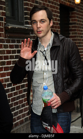 Big Bang Theory' acteur Jim Parsons Célébrités arriver au Ed Sullivan Theater pour 'le Late Show with David Letterman' New York Banque D'Images