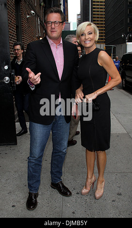 Joe Scarborough et Mika Brzezinski Célébrités arriver au Ed Sullivan Theater pour 'le Late Show with David Letterman' New York Banque D'Images