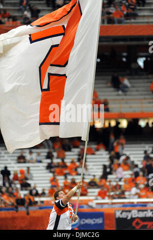 25 septembre 2010 - Syracuse, New York, United States of America - Syracuse une meneuse de vagues un drapeau géant au milieu de terrain avant le match contre l'Orange Colgate. Syracuse défait 42-7 Colgate dans les deux première réunion depuis 1987 au Carrier Dome à Syracuse, New York. (Crédit Image : © Michael Johnson/ZUMApress.com) Southcreek/mondial Banque D'Images