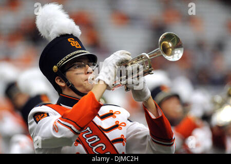 25 septembre 2010 - Syracuse, New York, États-Unis d'Amérique - un membre de la fanfare de Syracuse Syracuse's 42-7 avant effectue défaite de Colgate dans les deux écoles première réunion depuis 1987 au Carrier Dome à Syracuse, New York. (Crédit Image : © Michael Johnson/ZUMApress.com) Southcreek/mondial Banque D'Images