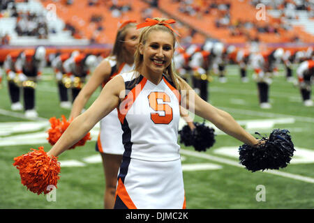 25 septembre 2010 - Syracuse, New York, États-Unis d'Amérique - une des danses comme la cheerleader Syracuse Marching Band effectue au cours de la performance de jeu. Syracuse défait 42-7 Colgate dans les deux première réunion depuis 1987 au Carrier Dome à Syracuse, New York. (Crédit Image : © Michael Johnson/ZUMApress.com) Southcreek/mondial Banque D'Images