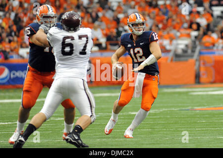 25 septembre 2010 - Syracuse, New York, United States of America - Syracuse Orange quart-arrière Ryan Nassib (12) a l'air de faire le col de la poche dans le premier trimestre de Syracuse's 42-7 défaite de Colgate dans les deux écoles première réunion depuis 1987 au Carrier Dome à Syracuse, New York. (Crédit Image : © Michael Johnson/ZUMApress.com) Southcreek/mondial Banque D'Images