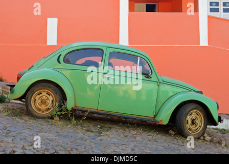 Brésil, Bahia, Lençois : vieille Volkswagen garé dans l'un des routes pavées Lencois'. Banque D'Images