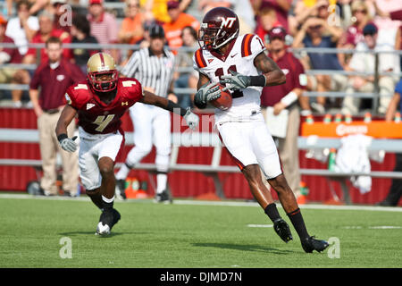 25 septembre 2010 - Chestnut Hill, Massachusetts, United States of America - Virginia Tech Hokie FL Dyrell Roberts (11) Recherche terrain après la capture de Virginie QB Tyrod Techd Taylor (5) col. Virginia Tech Hokies défait le Boston College Eagles 19 - 0. (Crédit Image : © Mark Fort/global/ZUMApress.com) Southcreek Banque D'Images