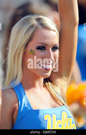 25 septembre 2010 - Austin, Texas, États-Unis d'Amérique - un meneur de UCLA Bruins effectue pendant le jeu entre l'Université du Texas et de l'UCLA. Les Bruins, défait les Longhorns 34-12. (Crédit Image : © Jerome Miron/ZUMApress.com) Southcreek/mondial Banque D'Images