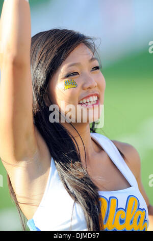 25 septembre 2010 - Austin, Texas, États-Unis d'Amérique - un meneur de UCLA Bruins effectue pendant le jeu entre l'Université du Texas et de l'UCLA. Les Bruins, défait les Longhorns 34-12. (Crédit Image : © Jerome Miron/ZUMApress.com) Southcreek/mondial Banque D'Images