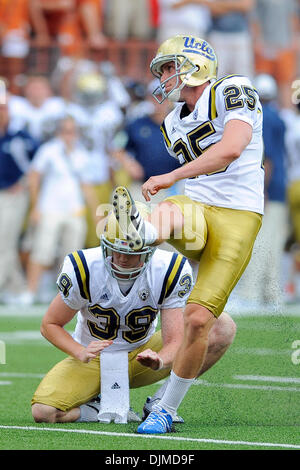 25 septembre 2010 - Austin, Texas, États-Unis d'Amérique - UCLA Bruins kicker Kai Forbath (25) coups de pied pendant le jeu entre l'Université du Texas et de l'UCLA. Les Bruins, défait les Longhorns 34-12. (Crédit Image : © Jerome Miron/ZUMApress.com) Southcreek/mondial Banque D'Images