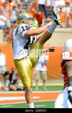 25 septembre 2010 - Austin, Texas, États-Unis d'Amérique - kicker UCLA Bruins Jeff Locke (18) plates pendant le jeu entre l'Université du Texas et de l'UCLA. Les Bruins, défait les Longhorns 34-12. (Crédit Image : © Jerome Miron/ZUMApress.com) Southcreek/mondial Banque D'Images