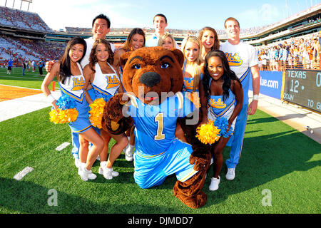 25 septembre 2010 - Austin, Texas, États-Unis d'Amérique - UCLA Bruins cheerleaders célébrer après le match entre l'Université du Texas et de l'UCLA. Les Bruins, défait les Longhorns 34-12. (Crédit Image : © Jerome Miron/ZUMApress.com) Southcreek/mondial Banque D'Images