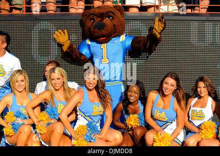 25 septembre 2010 - Austin, Texas, États-Unis d'Amérique - UCLA Bruins Cheerleaders célébrer après le match entre l'Université du Texas et de l'UCLA. Les Bruins, défait les Longhorns 34-12. (Crédit Image : © Jerome Miron/ZUMApress.com) Southcreek/mondial Banque D'Images