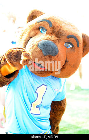 25 septembre 2010 - Austin, Texas, États-Unis d'Amérique - la mascotte de l'UCLA Bruins célèbre après le match entre l'Université du Texas et de l'UCLA. Les Bruins, défait les Longhorns 34-12. (Crédit Image : © Jerome Miron/ZUMApress.com) Southcreek/mondial Banque D'Images