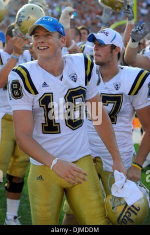 25 septembre 2010 - Austin, Texas, États-Unis d'Amérique - UCLA Bruins quarterback Nick Crissman célèbre après le match entre l'Université du Texas et de l'UCLA. Les Bruins, défait les Longhorns 34-12. (Crédit Image : © Jerome Miron/ZUMApress.com) Southcreek/mondial Banque D'Images