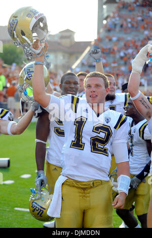 25 septembre 2010 - Austin, Texas, États-Unis d'Amérique - UCLA Bruins quarterback Richard Brehaut (12) célèbre après le match entre l'Université du Texas et de l'UCLA. Les Bruins, défait les Longhorns 34-12. (Crédit Image : © Jerome Miron/ZUMApress.com) Southcreek/mondial Banque D'Images